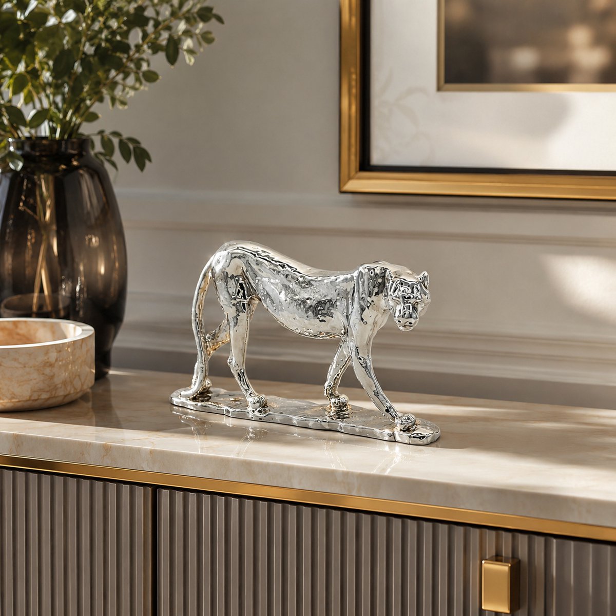 Zilveren Panter Beeld – Luxe Decoratief Dierenbeeld / Luipaard Ornament – Glanzend Zilver – 26x14x5 cm – Modern Woonaccessoire voor Woonkamer, Dressoir, Kast, Hal, Kantoor & Etalage – Stijlvolle Interieur Decoratie
