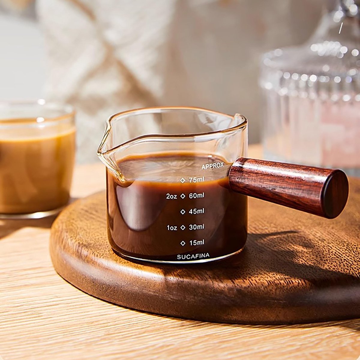 Dailygoods- Maatbeker Dubbele Tuiten - Espresso Maatbeker - Temperatuurbestendig Glas - Houten Handvat - Hoogwaardig Borosilicaatglas - Duurzaam en Schokbestendig - Meetbeker