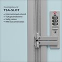 Close-up van het goedgekeurde TSA-slot en de ritssluiting van een lichtblauwe koffer.