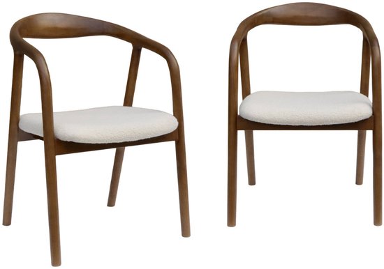 Deux chaises en bois avec dossier courbé et assise crème en tissu teddy.
