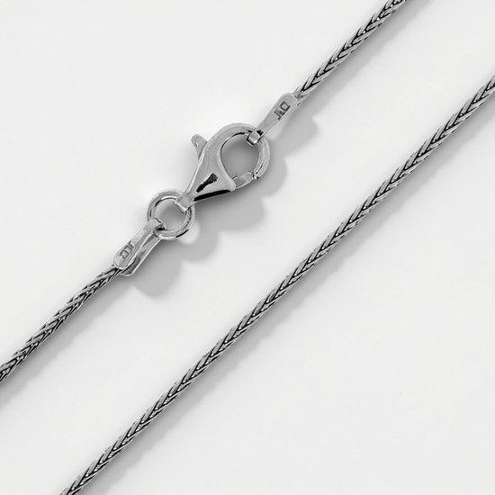 Gedetailleerde zilveren gevlochten ketting met karabijnsluiting.
