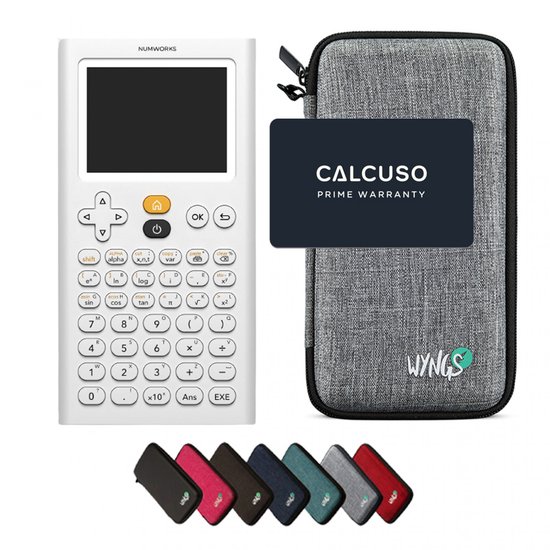 Witte NumWorks grafische rekenmachine met oranje knop, naast een lichtgrijze beschermhoes met 'WYNGS' logo en een donkerblauwe kaart met 'CALCUSO PRIME WARRANTY'. Onderin diverse gekleurde hoezen.