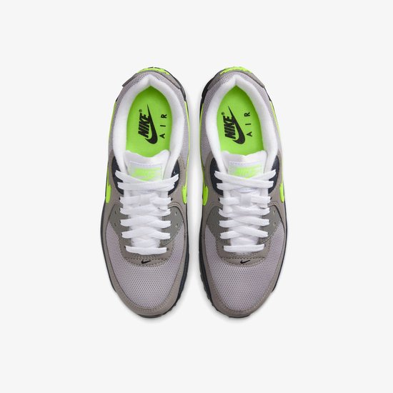 Bovenkant van grijze Nike Air Max 90 sneakers met neon groene Nike Air logo op de tong.