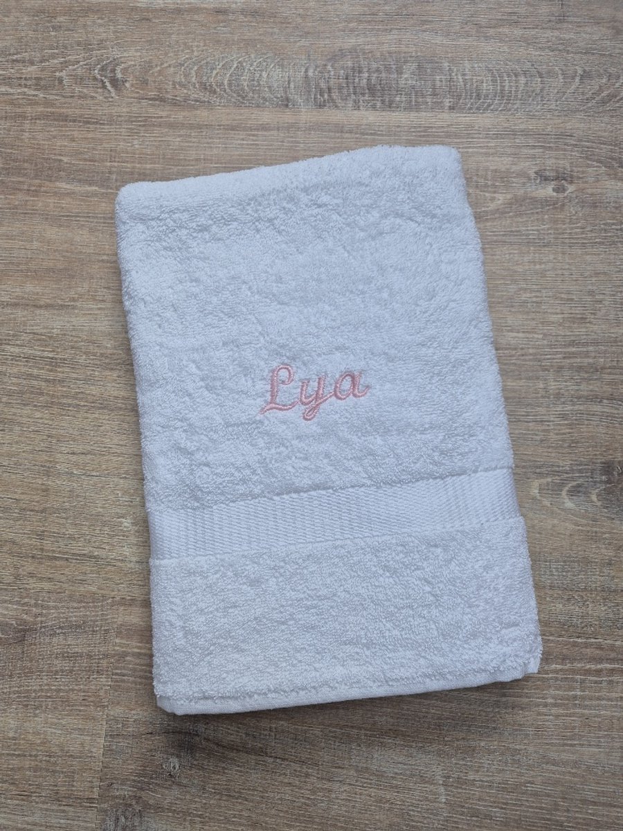 Gepersonaliseerde handdoek wit met naam geborduurd