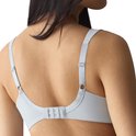 Achterkant van een lichtblauwe minimizer bh met verstelbare bandjes en haakjessluiting.