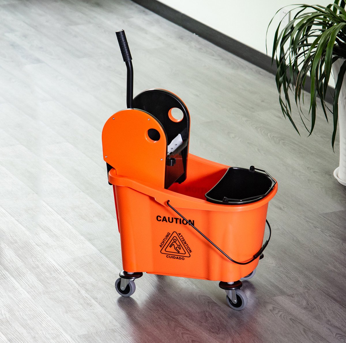 MEUNIQ Reinigingswagen met emmer en uitwringer 36 liter, schoonmaakwagen met waterverdeling, mopsteelhouder en 4 zwenkwielen voor vloerreiniging, oranje