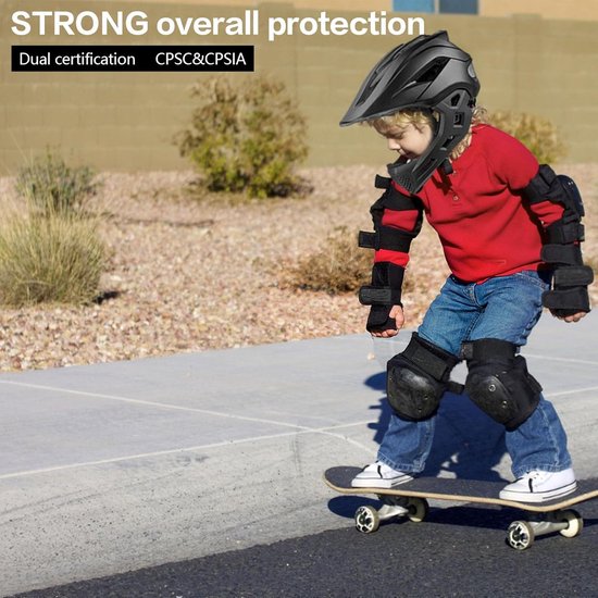 Zwarte helm met beschermers op een skateboardende jongen.