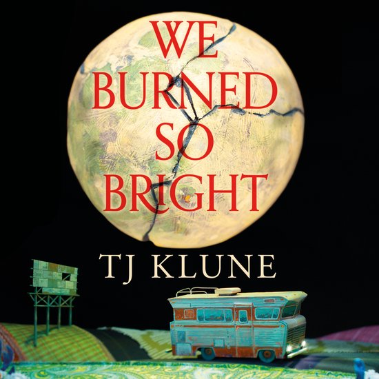 Couverture de livre avec le titre 'WE BURNED SO BRIGHT' en lettres rouges. Un globe craquelé couvre l'arrière-plan, avec une caravane miniature et un bâtiment au premier plan.