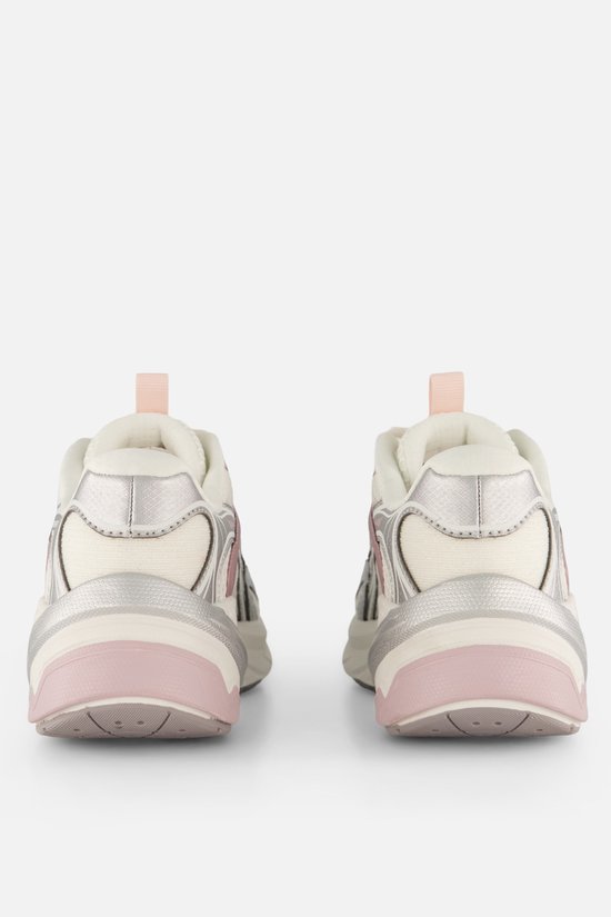 Achterkant van witte sneakers met roze en zilveren details.