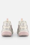 Achterkant van witte sneakers met roze en zilveren accenten en roze lusjes aan de hiel.