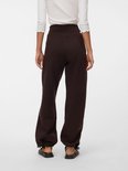 Bruine joggingbroek met elastische tailleband en sluitkoord aan de onderkant, gedragen door een model.