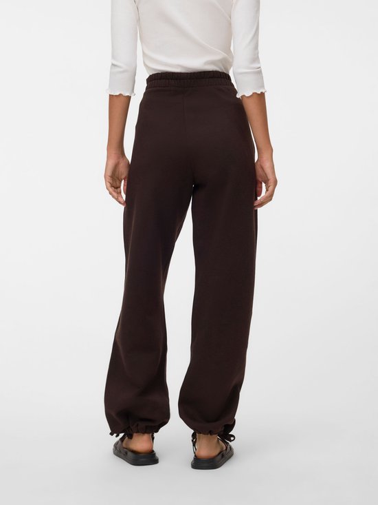 Bruine joggingbroek met elastische tailleband en sluitkoord aan de onderkant, gedragen door een model.