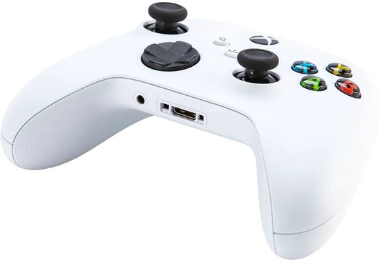 Witte Xbox controller, schuin van links. Zwarte analoge sticks, zwart kruisje en gekleurde knoppen (A, B, X, Y).