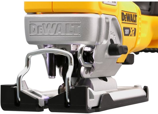 Detail van de voet en zaagbladhouder van de DeWalt accudecoupeerzaag.