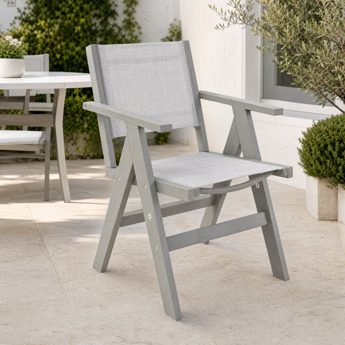 Tuin eetkamerstoel met textileen zitting - lichtgrijze HIPS kunststof houtlook diningstoel en terrasstoel met armleuningen, comfortabele tuinstoel voor eethoek, veranda, patio en outdoor dining, weerbestendig en onderhoudsarm, 58 x 63,5 x 85 cm