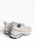 Zijaanzicht van witte Salomon XT-6 Expanse sneakers met crèmekleurige accenten en witte veters.