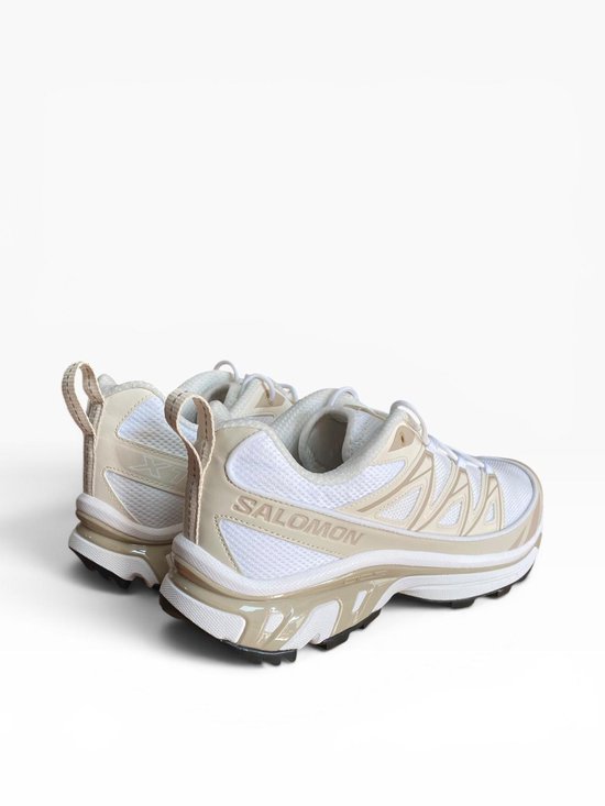 Zijaanzicht van witte Salomon XT-6 Expanse sneakers met crèmekleurige accenten en witte veters.