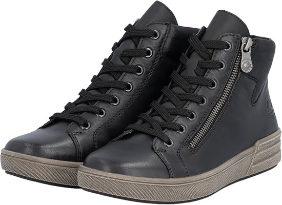 Paar zwarte leren hoge sneakers met rits en vetersluiting, grijze zolen.