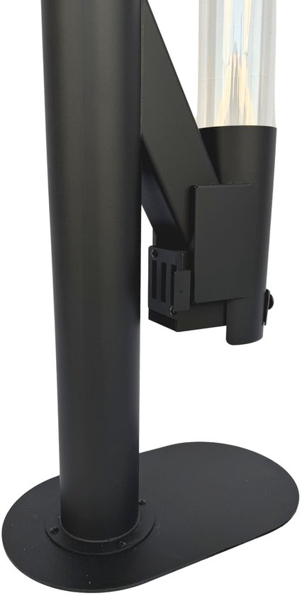 De zwarte, ronde voet van de staande terrasverwarmer, met een stevige staander.