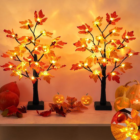 Twee verlichte herfstbomen met oranje esdoornbladeren, pompoenen en een ingezoomde eikel met ledlampjes.