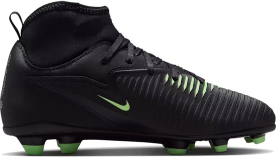 Chaussure de football Nike noire avec swoosh vert et accent vert sur les lacets.