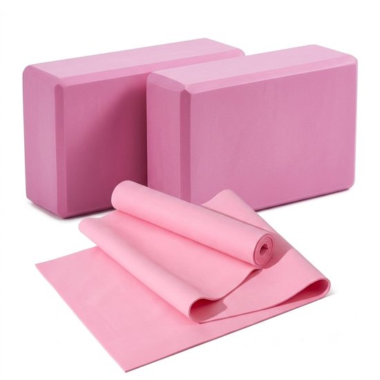 Deux blocs de yoga roses en EVA et un élastique de résistance rose enroulé sur fond blanc.