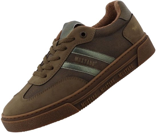 Bruine Mustang sneaker met drie groene strepen op de zijkant en de merknaam op de zool.