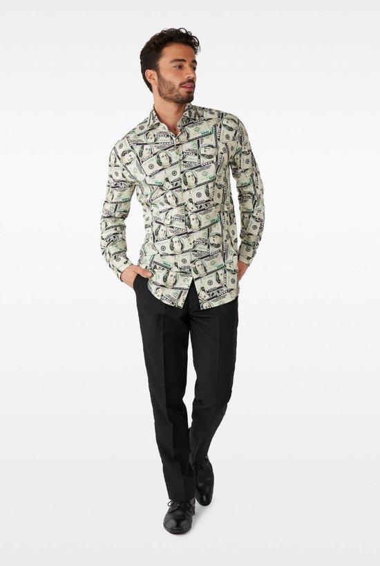Model draagt een overhemd met dollarprint en een zwarte pantalon.