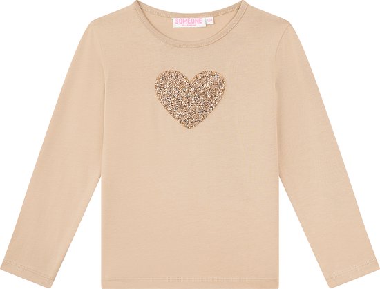 T-shirt beige à manches longues pour filles avec un cœur scintillant sur le devant. Étiquette de marque 'SOMEONE 104'.