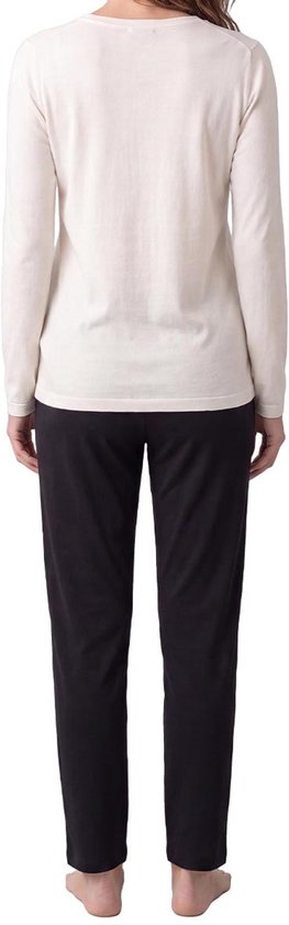 Model van achteren gezien, met een crèmekleurig longsleeve shirt en zwarte pyjamabroek.