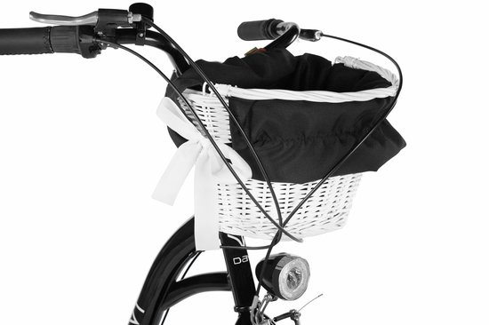 Witte rieten fietsmand met zwarte voering, een witte strik en stuur van een zwarte fiets.
