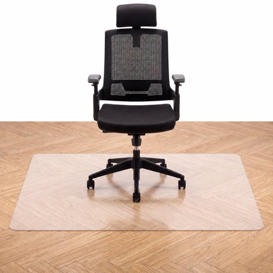 Protecteur de sol transparent en PVC pour chaise de bureau, 120 x 90cm, sur un parquet en chevrons en bois.