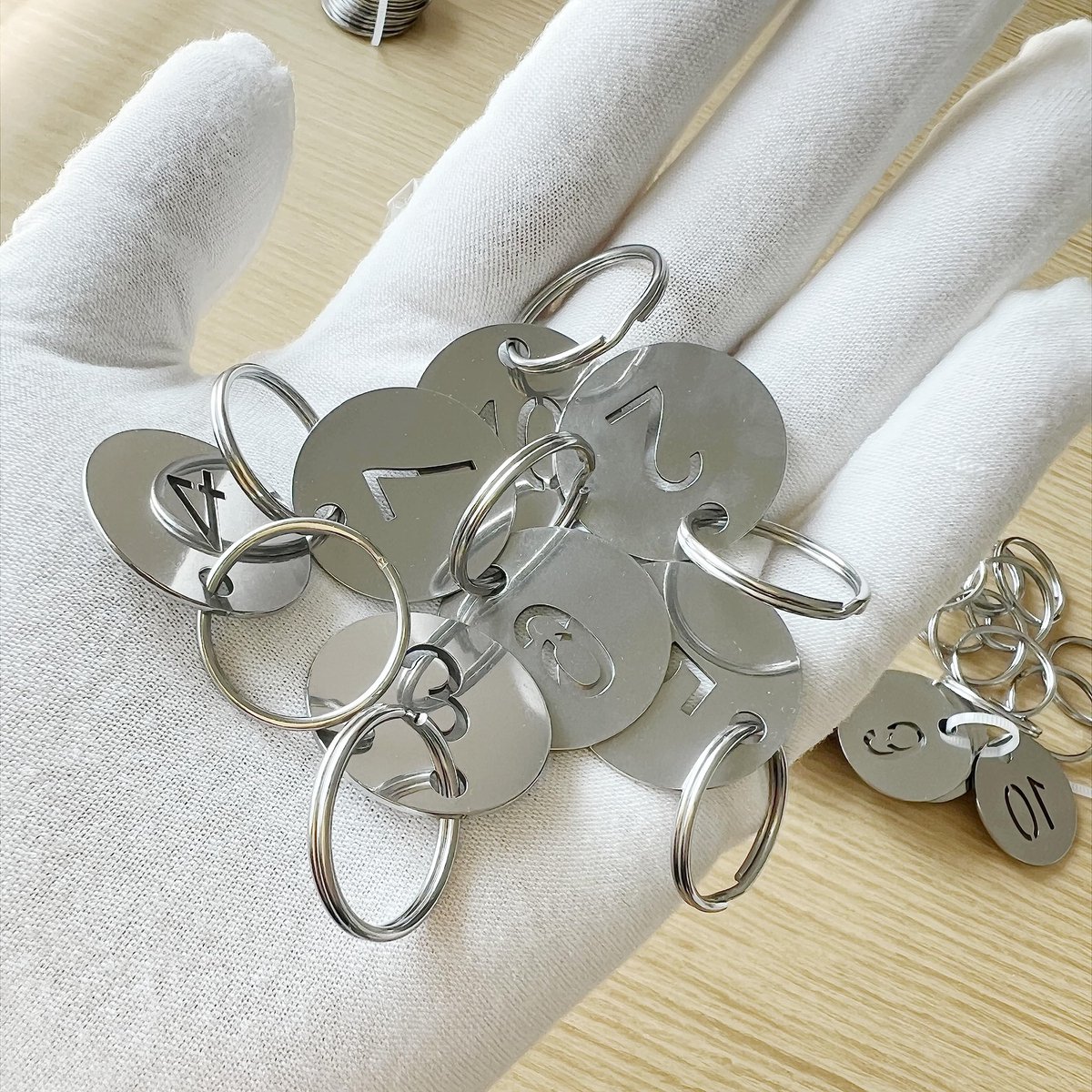 SnelShoppen - 50 Stuks 304 Roestvrij Stalen Sleutelhangers met Ring, 25 mm Hollowed Number ID Tags Sleutelketting, Getal Sleutelringen van 1 tot 50 vo