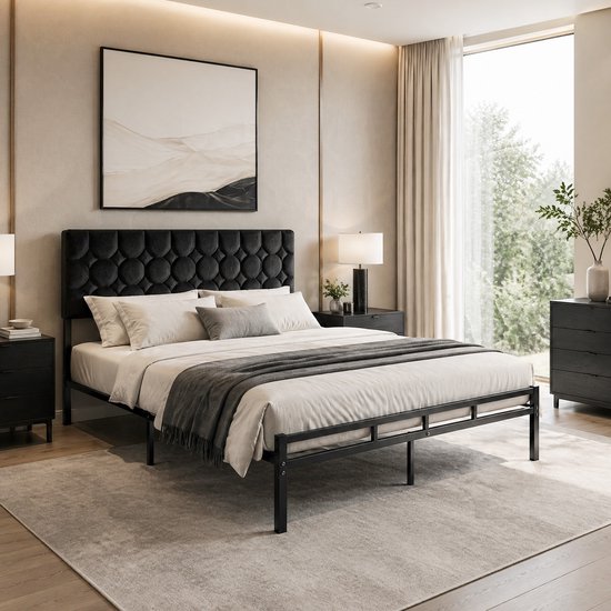 Modern slaapkamerinterieur met een zwart metalen bedframe en een gestoffeerd hoofdbord met cirkelpatroon.