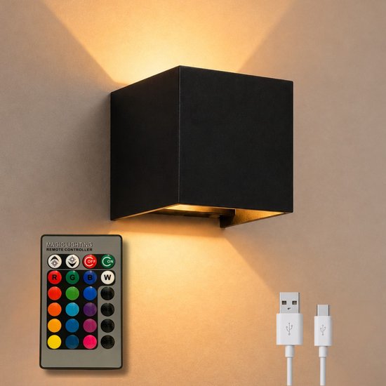 Zwarte kubusvormige wandlamp met warme verlichting, een afstandsbediening en twee USB-C kabels.