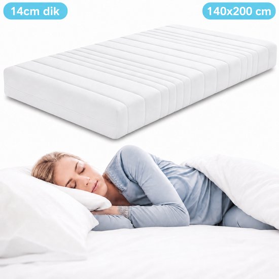 Wit matras van 140x200 cm, 14 cm dik, met horizontale ribbels. Een vrouw slaapt op het matras.
