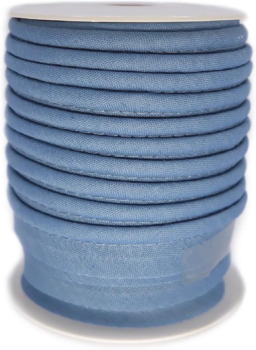 = Randkant Voor Naai-, Decoratie- en Knutselprojecten. Samenstelling 50% Katoen en 50% Polyester. Totale Breedte van 15 mm, Koord van 5 mm en Flap van 10 mm. 10 Meter Haspel - (Middelblauw)