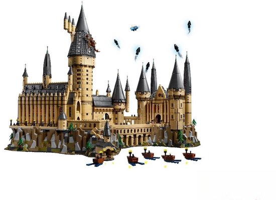 LEGO Kasteel Zweinstein met boten en zwevende figuren.