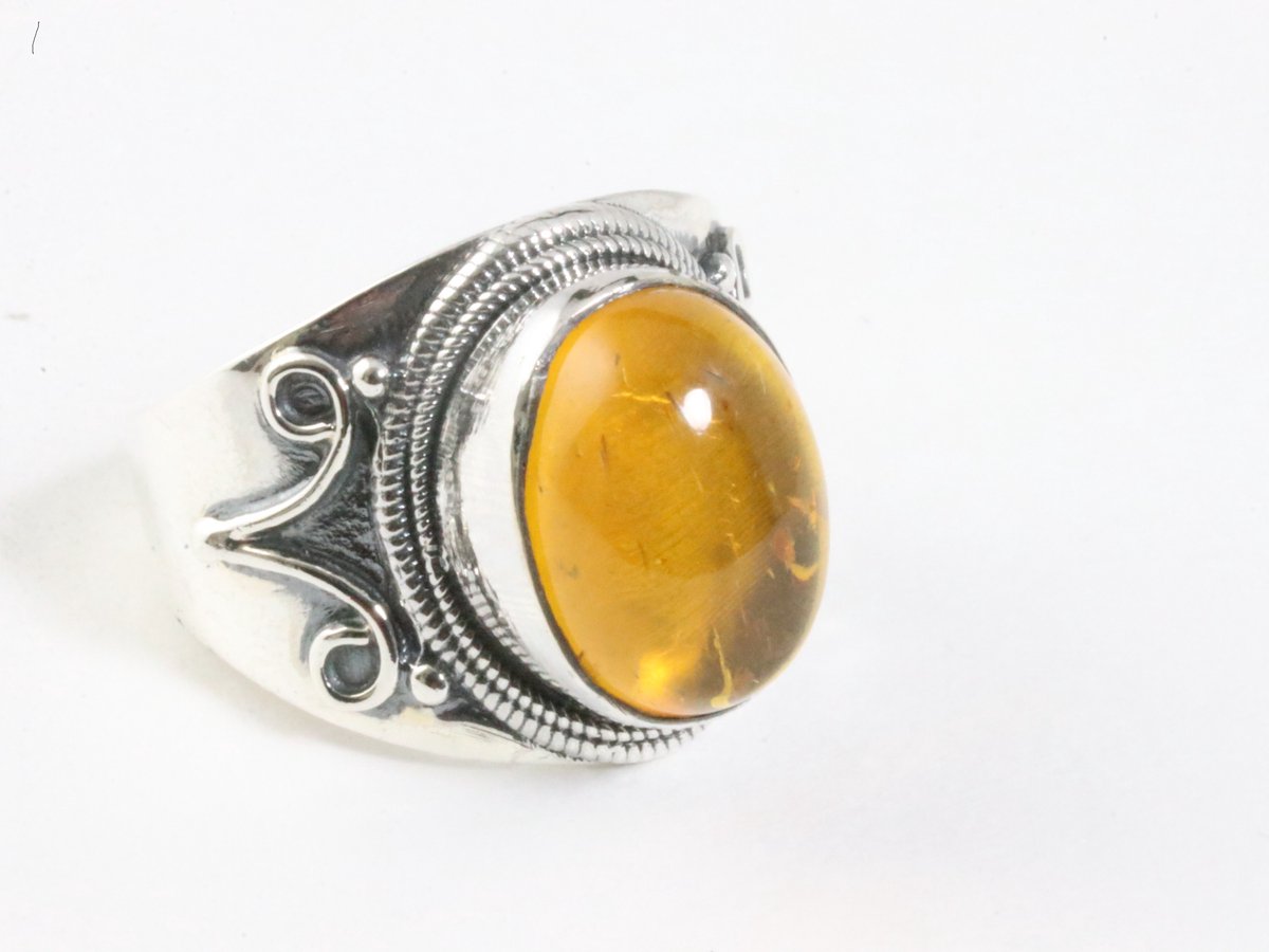 Bewerkte zilveren ring met amber - maat 18.5
