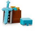 Blauwe LEGO Minecraft zwaard, een bruine kist met gouden en blauwe LEGO onderdelen en een los blauw LEGO blokje.