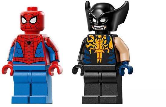 LEGO Spiderman en Venomized Wolverine minifiguren. Spiderman draagt rood met blauw. Wolverine draagt zwart met goud.