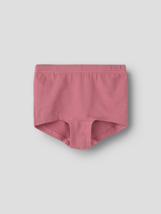 Een effen roze meisjesonderbroek met elastische tailleband en beenopeningen.