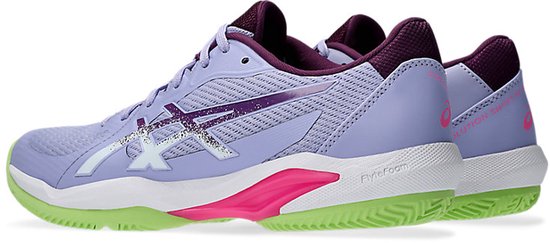 Zijzicht op paarse padelschoenen met witte en paarse ASICS-strepen, roze accenten en groene buitenzool.