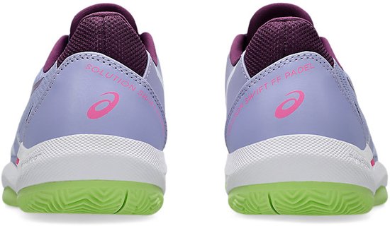 Achterkant van paarse padelschoenen met roze ASICS-logo's en 'SOLUTION SWIFT FF PADEL'-tekst.