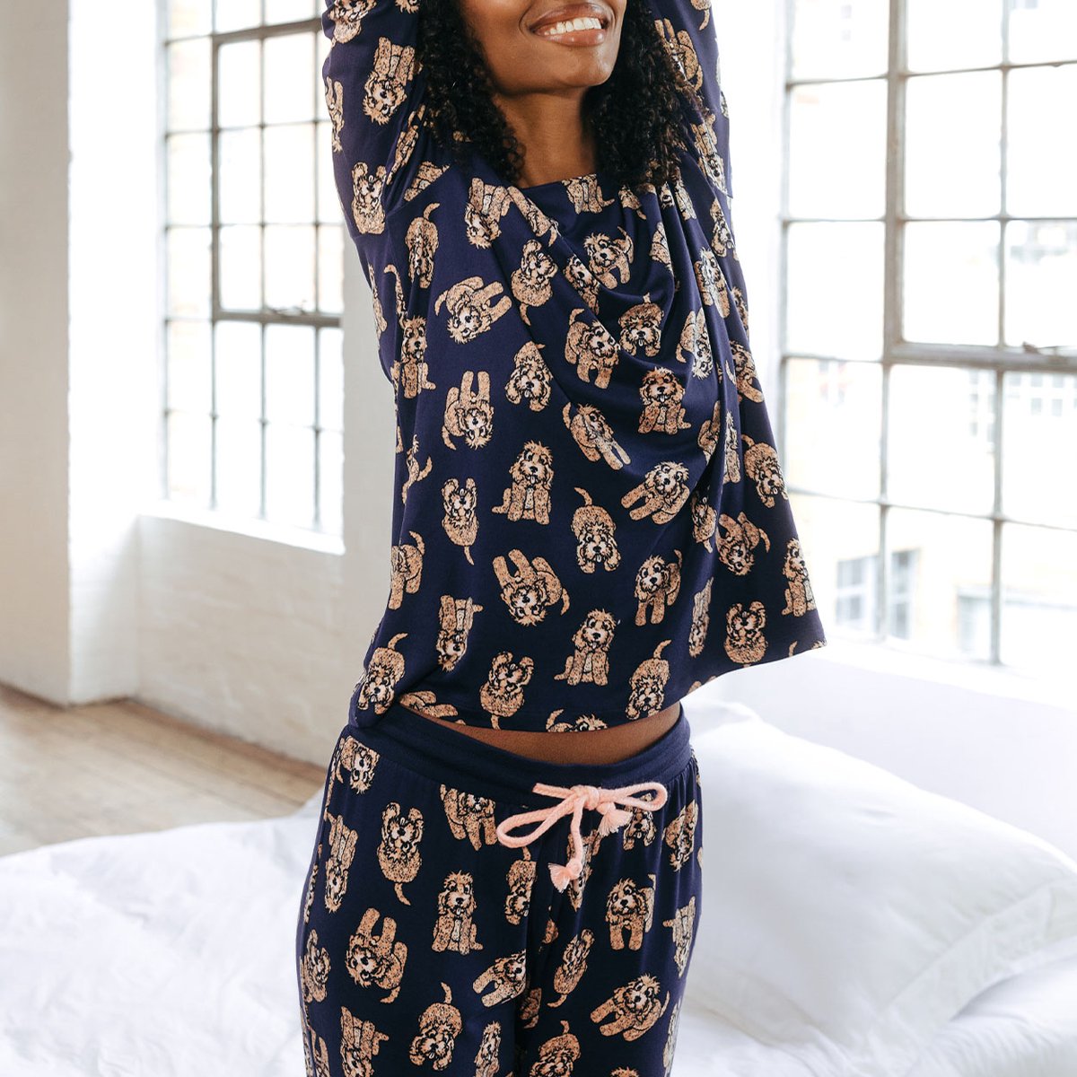 Chelsea Peers Comfortabele lange Pyjamaset met Dierenprint – Hond - Navy