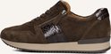 Bruine suède sneaker met rits en slangenprint detail.