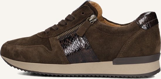 Bruine suède sneaker met rits en slangenprint detail.