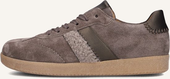 Grijze suède sneaker met donkerbruine en beige streep, vetersluiting, bruine zool en geborduurde details.
