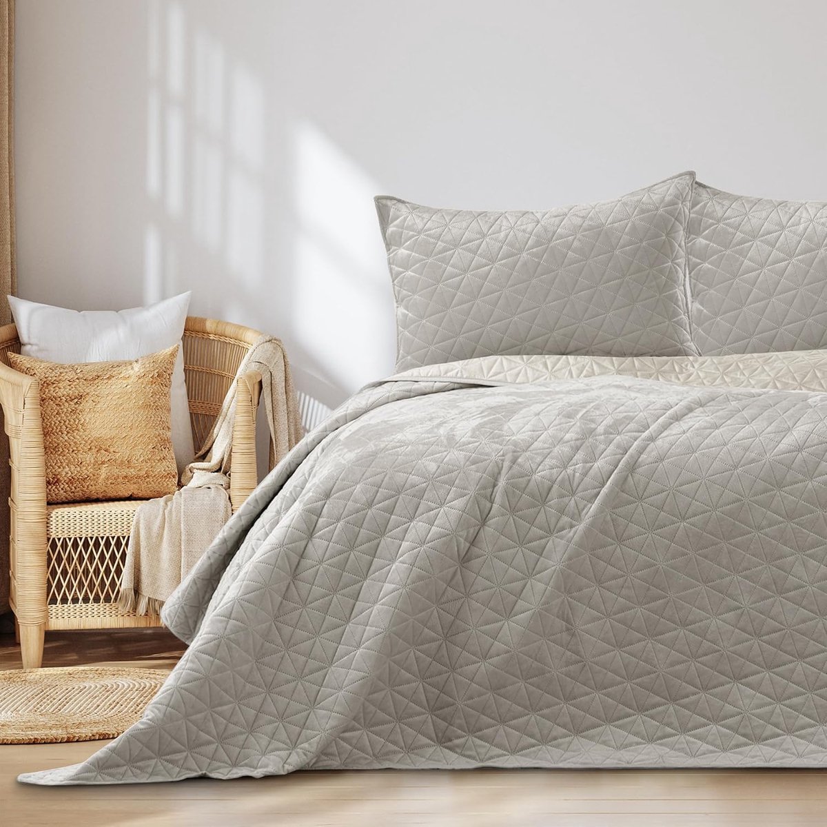 Sprei 240x260 cm - Beige Velvet - Tweezijdig stiksel - Creëer een stijlvolle slaapkamer - ShopVlot