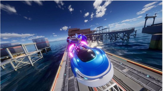 Sonic de egel in een blauwe en witte raceauto, racet op een verhoogd spoor boven de oceaan.